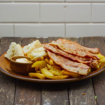 HUEVOS CON BACON Y PATATAS