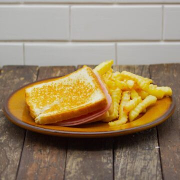 Menú Infantil Sandwich de Jamón y Queso.